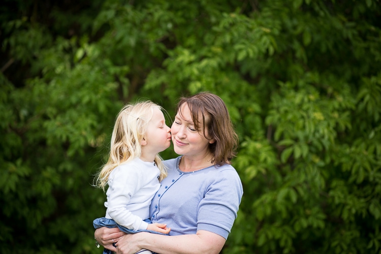 Mother's Day kisses between mum and daughter in photoshoot in Bromley